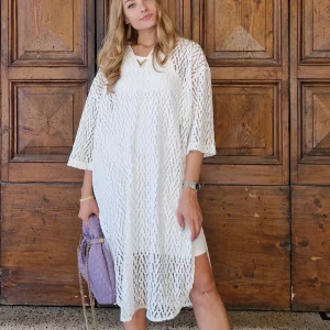 Abito in pizzo traforato con dettaglio d'orato sullo scollo