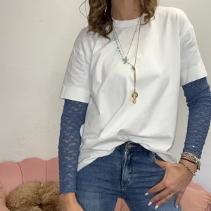 La t-shirt con le maniche di pizzo