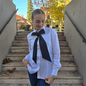 Camicia bianca con cravatta