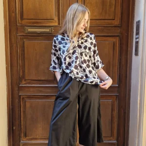 Blusa a fantasia bianca e nera in viscosa estiva